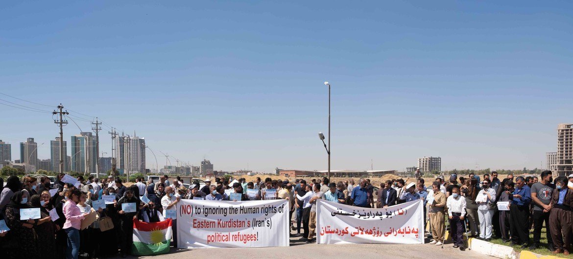 تظاهرة للاجئين إيرانيين أمام مبنى الأمم المتحدة في أربيل بالعراق، وقد رفعوا ملصقات تطالب بعدم تجاهل حقوق الإنسان