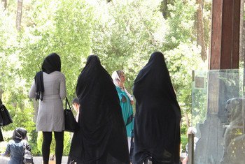 نساء يرتدين الحجاب في إيران.