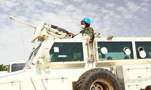 一名联合国女维和人员在南苏丹进行训练演习。