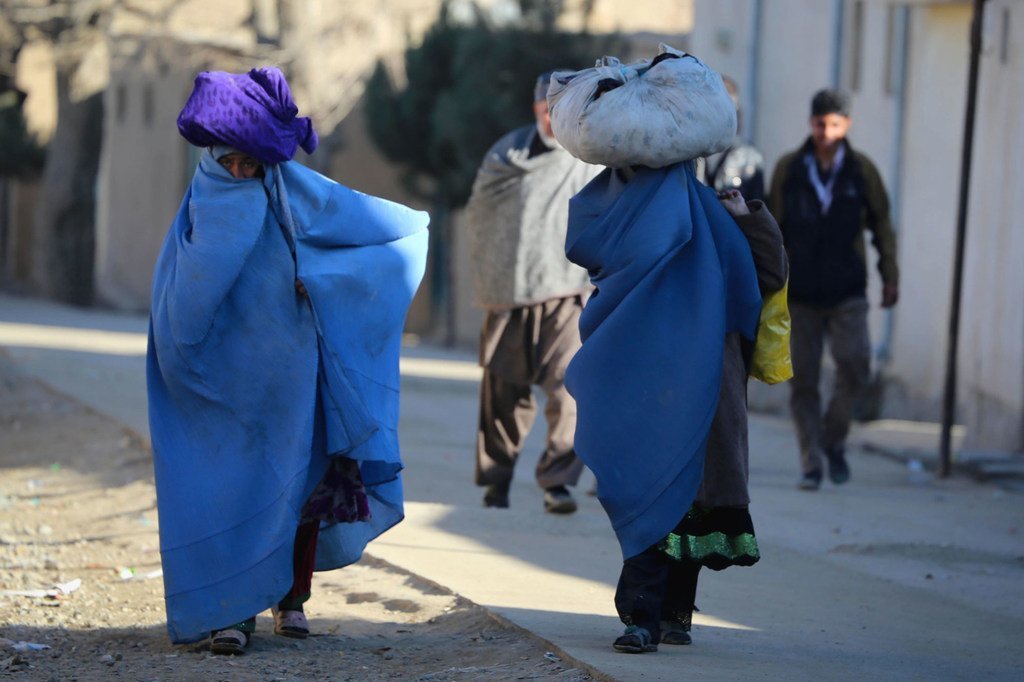 阿富汗首都喀布尔的一个街区，妇女背着包裹。