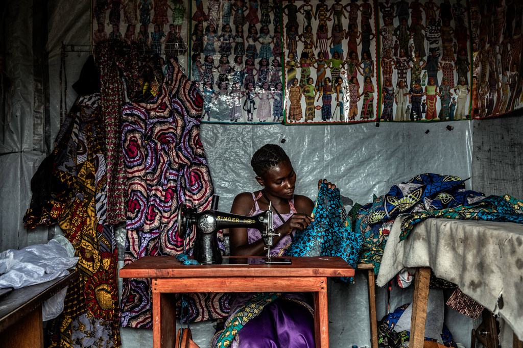 Con el apoyo del programa de asistencia del Fondo Fiduciario en Beneficio de las Víctimas en Kivu del Norte, República Democrática del Congo, Dorika se unió a un colectivo de mujeres, todas sobrevivientes de violencia sexual, que recibieron microcréditos para iniciar su propia empresa. A los 18, hace y vende ropa y planea para ahorrar lo suficiente para poder construir una casa para ella y su hija.