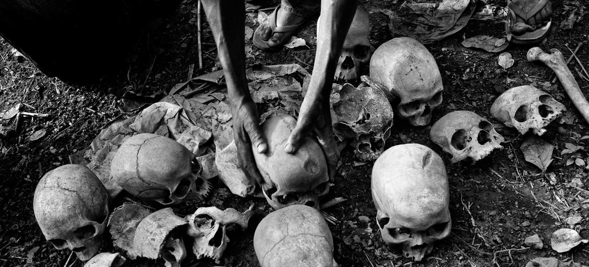 Demokratik Kongo Cumhuriyeti, Ituri Eyaleti sakinleri tarafından toplanan kafatasları.  2002 ve 2003 yıllarında bölgede meydana gelen saldırılarda insanlar hayatını kaybetmişti.