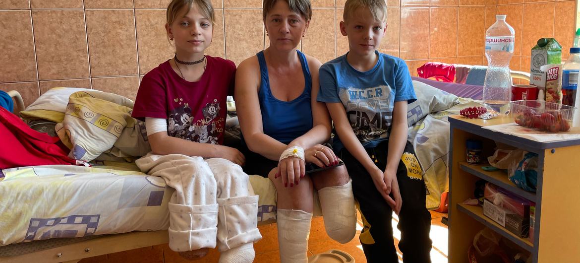 На фото: дети, пострадавшие от удара по Краматорску, Украина.  