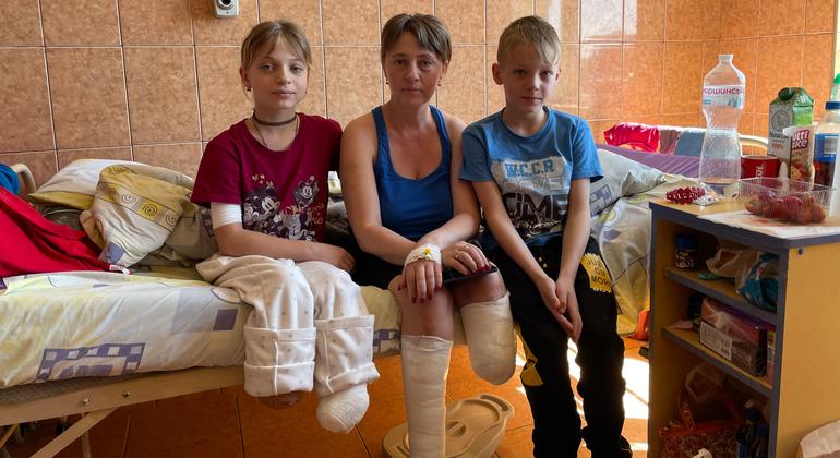 На фото: дети, пострадавшие от удара по Краматорску, Украина.  