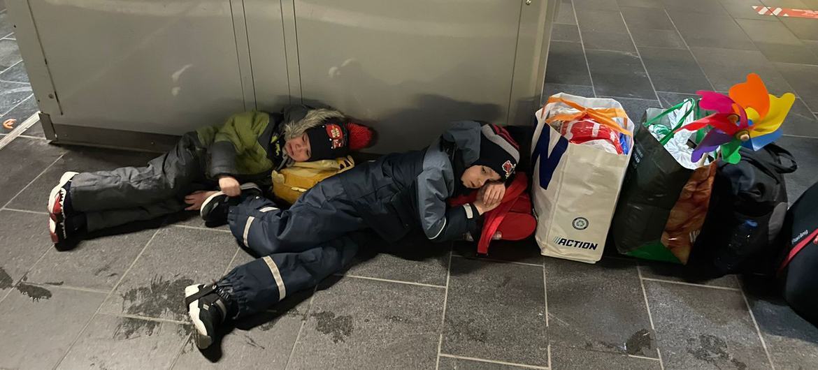 أطفال أوكرانيون ينامون على الأرض الباردة في محطة قطار فرانكفورت في ألمانيا.