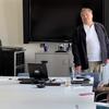 Мужчина выступает с презентацией перед небольшой аудиторией в конференц-зале.