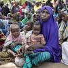 在尼日利亚东北部博尔诺州，境内流离失所的母亲带着她们的孩子参加世界粮食计划署饥荒评估。