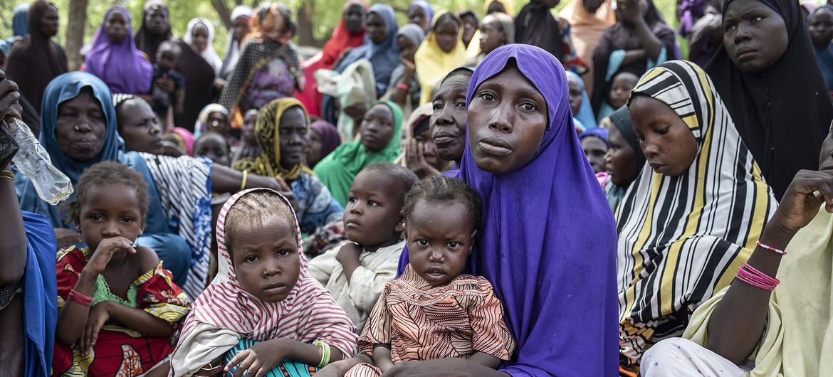 Para ibu pengungsi internal dengan anak-anak mereka menghadiri latihan penilaian kelaparan WFP di Negara Bagian Borno, timur laut Nigeria.