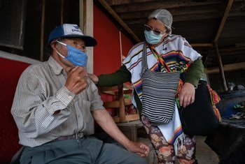 Una enfermera revisa a un hombre de origen indígenas en Suba, Bogotá, durante la pandemia de COVID-19.