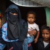 यमन के इब्ब नगर में एक विस्थापित महिला अपने शिविर घर के दरवाज़े पर अपने बच्चों के साथ, बहुत से लोगों को बार-बार विस्थापित होना पड़ा है.