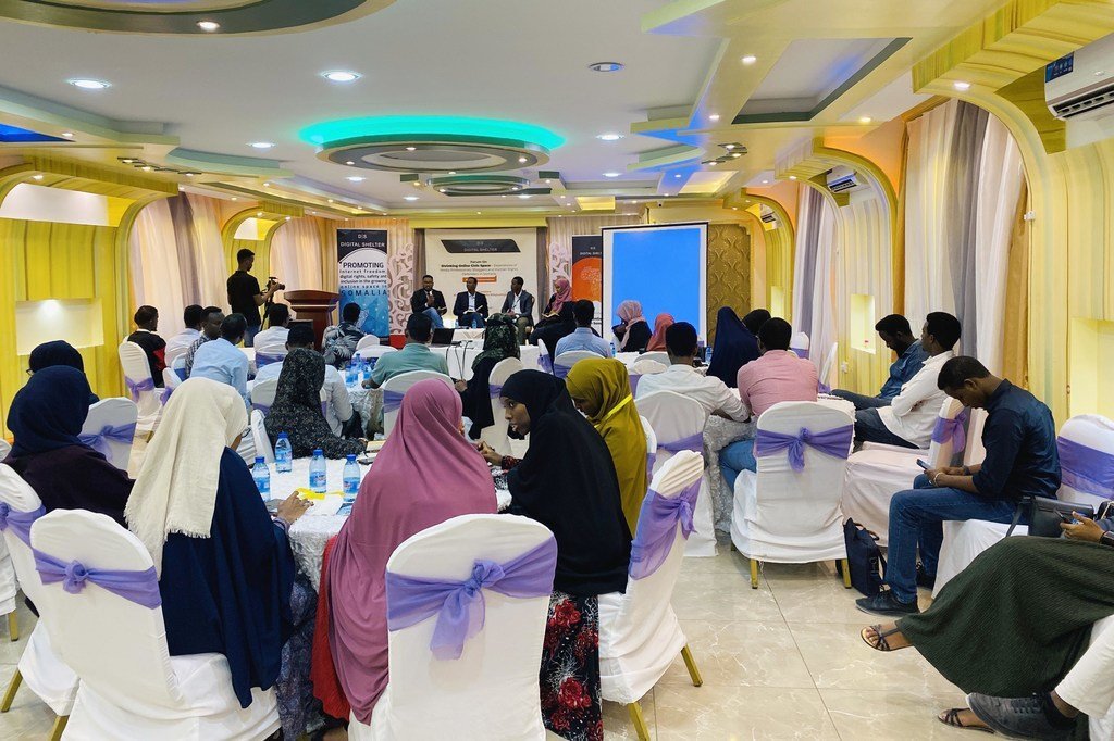بدأ عبد الفتاح حسن علي وأصدقائه منظمة الملجأ الرقمي، منظمة مجتمع مدني لتعزيز السلامة الرقمية، والدفاع عن الحقوق الرقمية والاندماج، والكفاح من أجل حرية الإنترنت وتمكين المجتمعات في الفضاء المدني الرقمي المتنامي في الصومال.