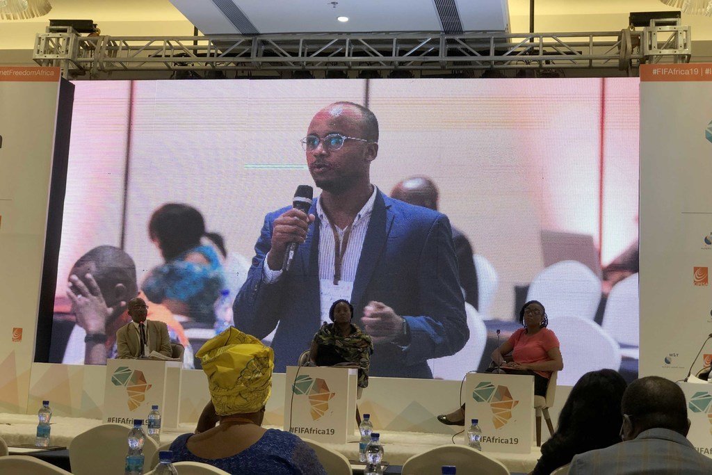 عبد الفتاح حسن علي، ناشط صومالي يبلغ من العمر 33 عامًا، اشتهر بعمله في الحقوق الرقمية للصوماليين. وأتت جهوده في الوقت المناسب على الرغم من أن الإنترنت لا يستخدم على نطاق واسع من قبل جميع شرائح المجتمع الصومالي.