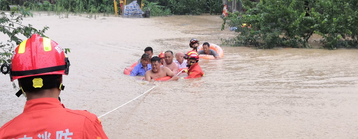 Equipos de salvamento rescatan a unos vecinos de la localidad chiba de Xingyang.