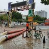7月21日下午，救援人员在河南省郑州市积水较深的京广北隧道口，对京广路隧道、京广北路隧道、淮河路隧道三个贯穿南北三个方向的交叉隧道，展开抽排水作业，三条隧道共约4.9公里，初步预计50万方水。