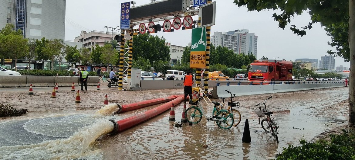 चीन के मध्य हेनान प्रान्त के झेंगझाउ में भारी बारिश के कारण निकासी व्यवस्था बुरी तरह प्रभावित हुई. 