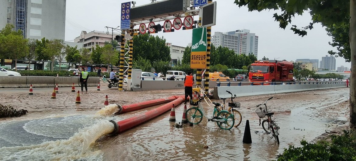 7月21日下午，救援人员在河南省郑州市积水较深的京广北隧道口，对京广路隧道、京广北路隧道、淮河路隧道三个贯穿南北三个方向的交叉隧道，展开抽排水作业，三条隧道共约4.9公里，初步预计50万方水。