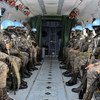 来自危地马拉的联合国维和特遣队乘坐直升机前往刚果民主共和国执行任务。
