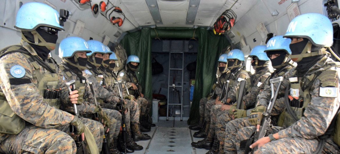 وحدة من قوات حفظ السلام التابعة للأمم المتحدة من غواتيمالا داخل طائرة هليكوبتر في مهمة في جمهورية الكونغو الديمقراطية.
