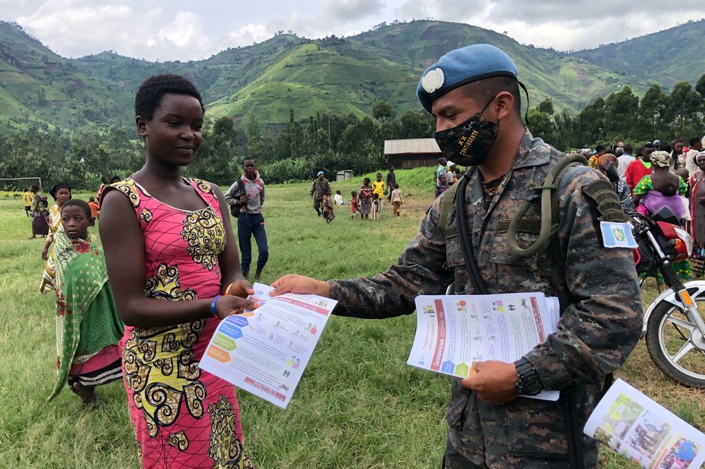 Miembros del contigente guatemalteco de la Misión de la ONU desplegada en la República Democrática del Congo ayudan a la población a protegerse del COVID-19.