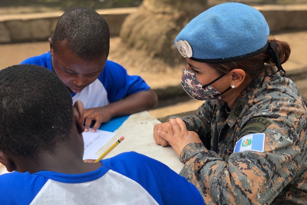 Miembros del contingente guatemalteco de la Misión de la ONU desplegada en la República Democrática del Congo interactúan con la población local y les ayudan en sus tareas diarias.