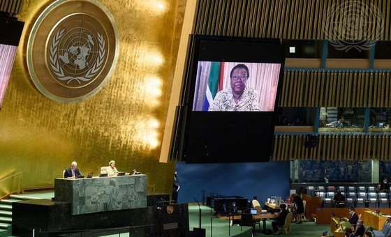 नेलसन मण्डेला अन्तरराष्ट्रीय दिवस पर आयोजित, यूएन महासभा की एक अनौपचारिक बैठक को सम्बोधित करते हुए, दक्षिण अफ़्रीका की, अन्तरराष्ट्रीय सम्बन्धों और सहयोग मंत्री नलेडी पैण्डॉर.