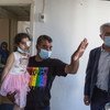 联合国难民事务高级专员菲利波·格兰迪正在视察黎巴嫩贝鲁特港口。爆炸事件发生后，一名叙利亚难民的公寓遭到破坏。