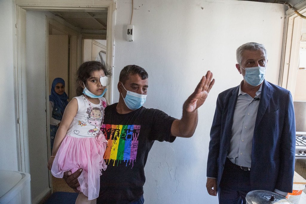 Le chef de l'Agence des Nations Unies pour les réfugiés, Filippo Grandi, constate les dégâts causés par la double explosion au port de Beyrouth (Liban) le 4 août dans l'appartement d'un réfugié syrien.
