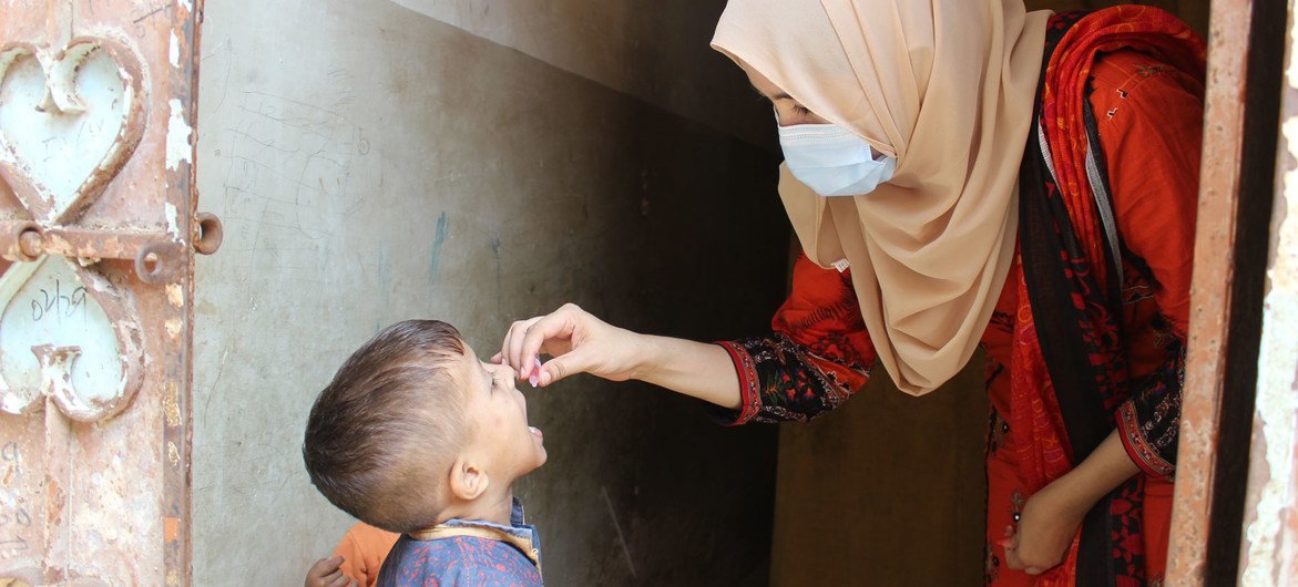 联合国儿童基金会的休斯纳·古尔（Husna Gul）给巴基斯坦的一名小男孩注射了口服脊髓灰质炎疫苗。