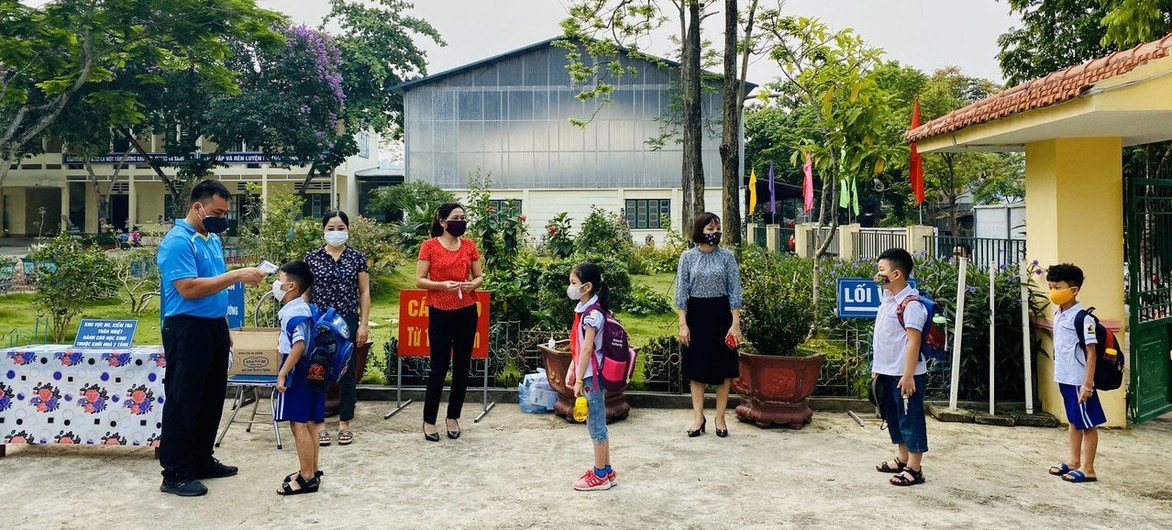 المعلمون والطلاب يعودون إلى المدارس في لاو تشاي، فييت نام، في أيار/مايو الماضي.