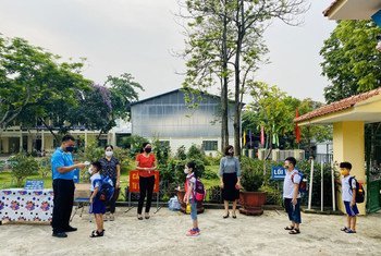 المعلمون والطلاب يعودون إلى المدارس في لاو تشاي، فييت نام، في أيار/مايو الماضي.