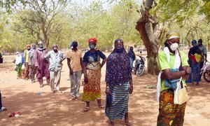 Distribution de nourriture par le PAM à Kaya, au Burkina Faso. Ce pays du Sahel est confronté à l’insécurité, à la faim et au changement climatique.