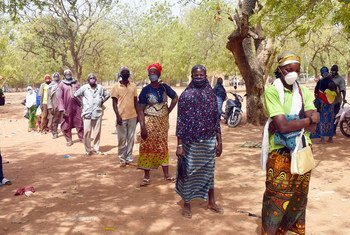 El Programa Mundial de Alimentos distribuye comida en Kaya, Burkina Faso.
