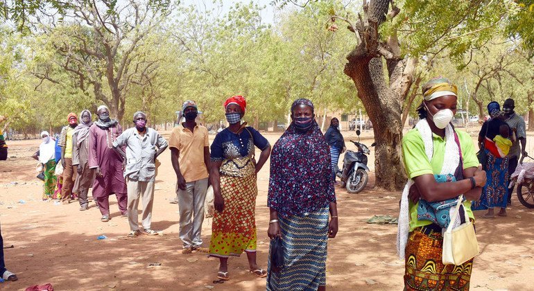 Distribution de nourriture par le PAM à Kaya, au Burkina Faso. Ce pays du Sahel est confronté à l’insécurité, à la faim et au changement climatique.