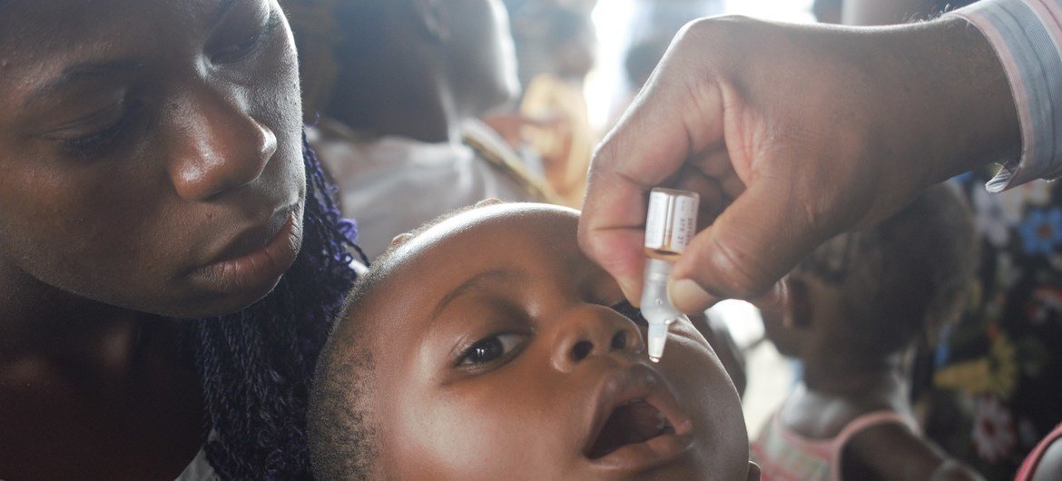 Campaña de vacunación contra la polio en Angola.
