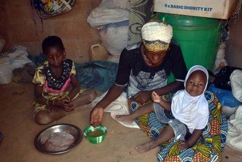في كايا، بوركينا فاسو، السيدة مريم ساوادوغو (27 عاما) تعد الطعام لأسرتها قدمه لها برنامج الأغذية العالمي.