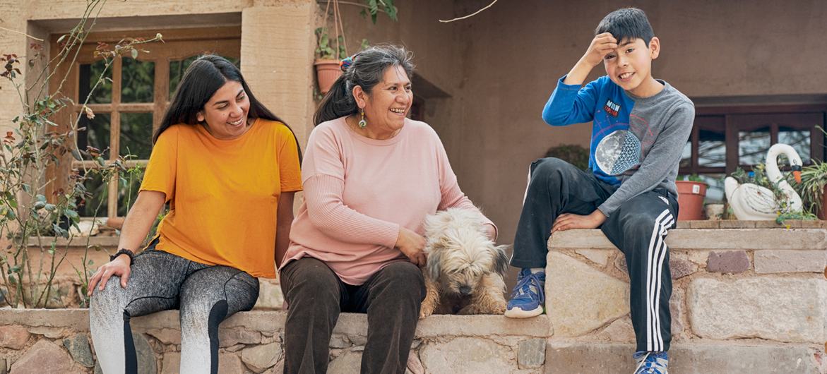 La empresaria turística indígena argentina Celestina Ábalos con sus hijos.