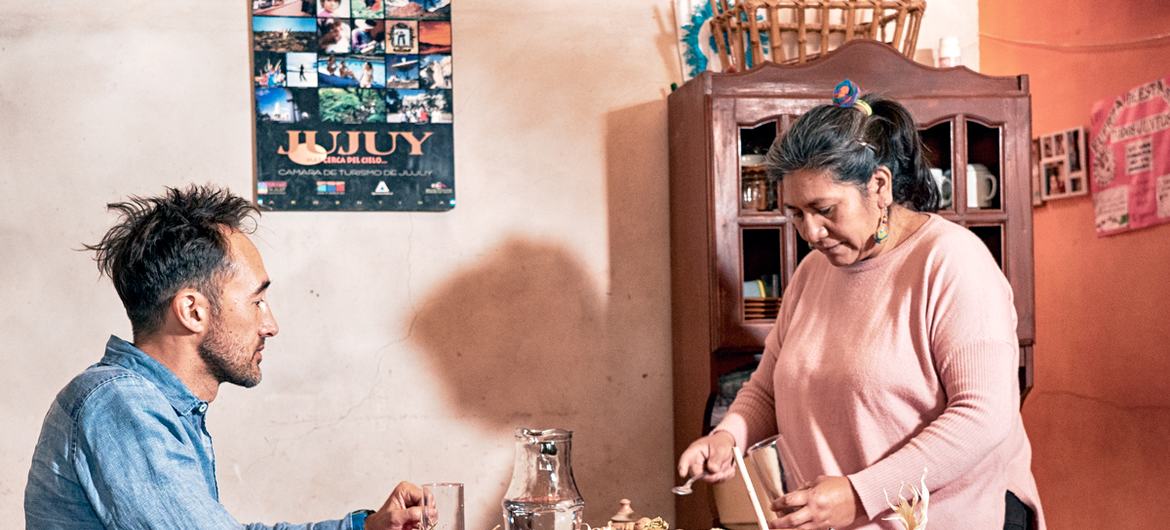 La empresaria turística indígena argentina Celestina Ábalos con un turista.