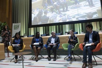Активистка Грета Тунберг и Генеральный секретарь ООН Антониу Гутерриш (в центре) на Молодежном саммите по климату