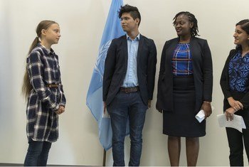 Greta Thunberg junto a otros tres activistas contra el cambio climático en la sede de la ONU en Nueva York.