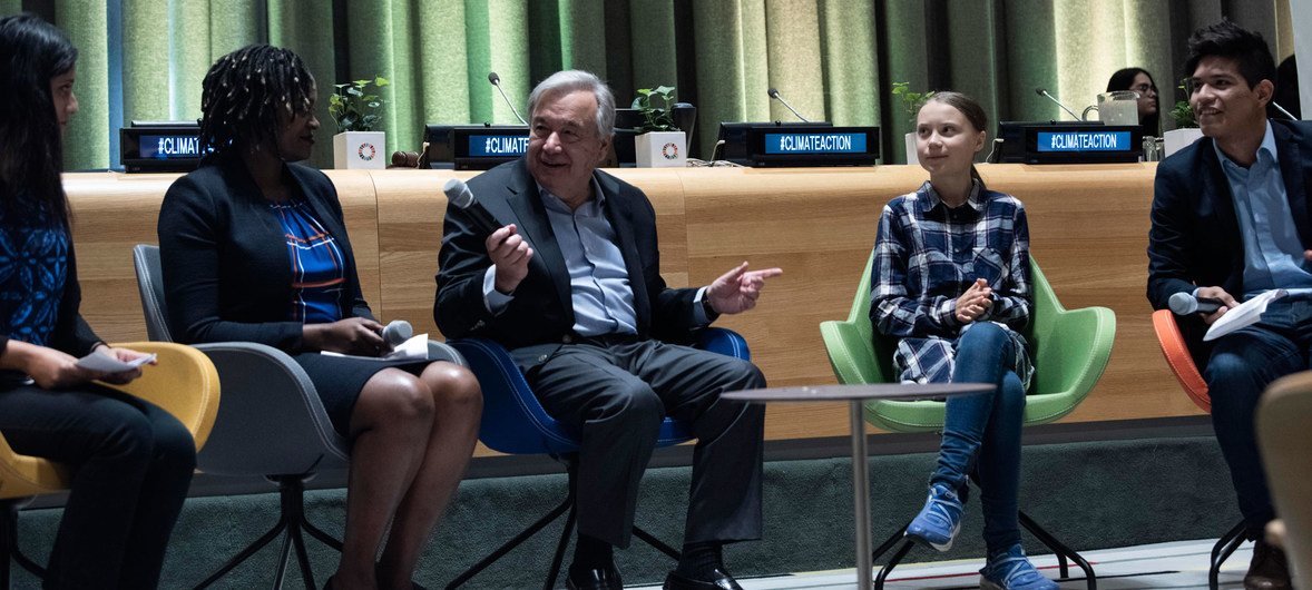 Le Secrétaire général de l'ONU António Guterres écoute Greta Thunberg (2ème  à partir de la droite), Bruno Rodriguez (1er à partir de la droite), Wanjuhi Njoroge (2ème à partir de la gauche) et Komal Karishma Kumar (1ère à partir de la droite)