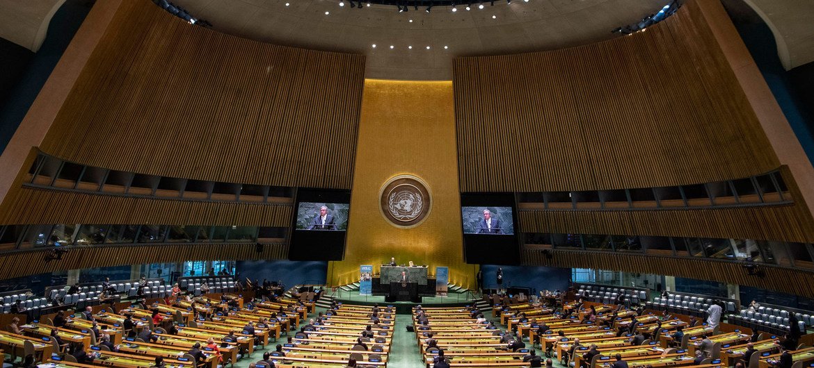 Les délégués dans la salle de l'Assemblée générale des Nations Unies observent les règles de distanciation physique dues à la pandémie de Covid-19.