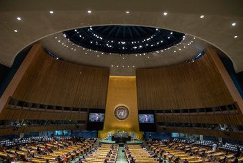 المندوبون في قاعة الجمعية العامة للأمم المتحدة وهم يمارسون التباعد الاجتماعي مع بدء الاجتماعات خلال أكثر أسبوع ازدحاما خلال العام في الأمم المتحدة.