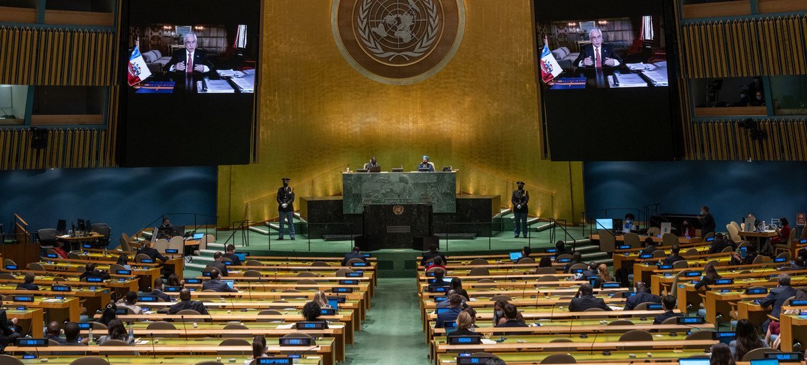 El Presidente de Chile, Sebastián Piñera Echenique (en las pantallas), interviene en el debate general del 76º período de sesiones de la Asamblea General de la ONU.