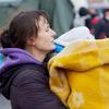 امرأة وطفلها يصلان إلى نقطة العبور الحدودية في مولدوفا بعد فرارهما من الصراع في أوكرانيا.