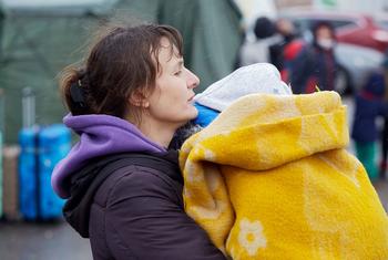 امرأة وطفلها يصلان إلى نقطة العبور الحدودية في مولدوفا بعد فرارهما من الصراع في أوكرانيا.
