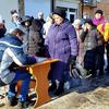 यूक्रेन के दोनेत्स्क और लूहांस्क प्रान्तों से निकलकर जाने वाली महिलाएँ, मानवीय सहायता हासिल करने के लिये, अपनी बारी का इन्तेज़ार करते हुए.