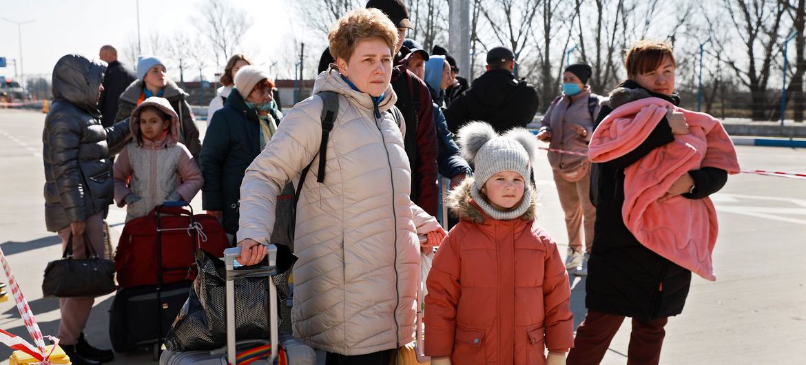 نساء وأطفال يصلون إلى نقطة العبور الحدودية في مولدوفا بعد فرارهم من النزاع في أوكرانيا.