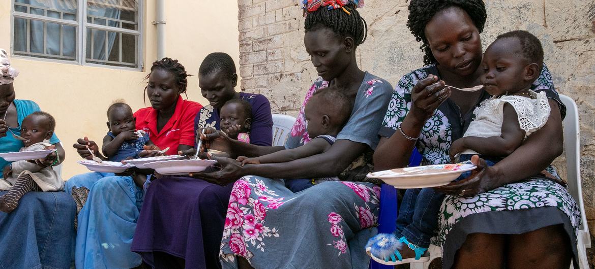 妇女们在南苏丹的营养中心喂孩子。