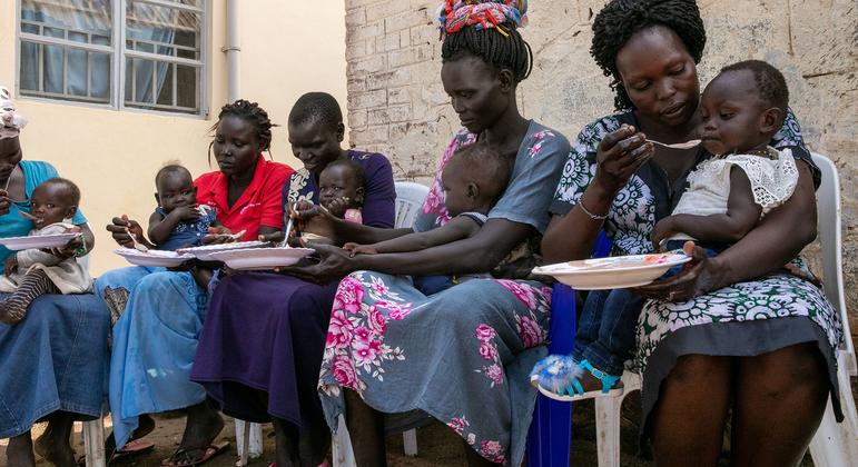 Mulheres alimentam seus filhos em um centro de nutrição no Sudão do Sul. Desde 2014, o número de pessoas que passam fome tem aumentado