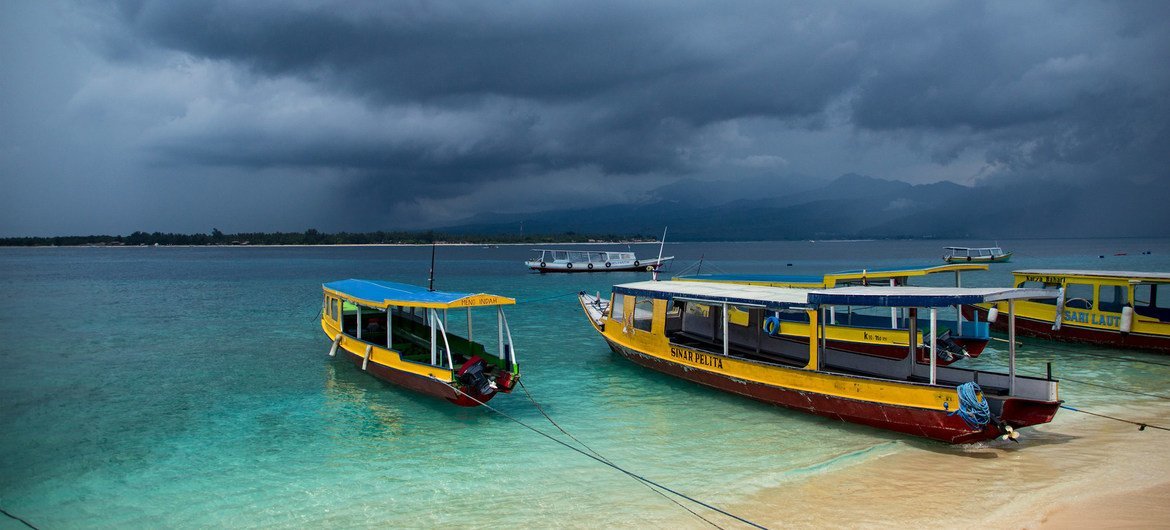 印尼吉利群岛，渔船金港避风。